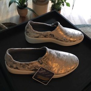 Wide width. New, never worn. Gold/neutral camouflage Slip on, side zipper.